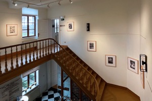 Treppenhaus mit Illustrationen zu Jules Verne